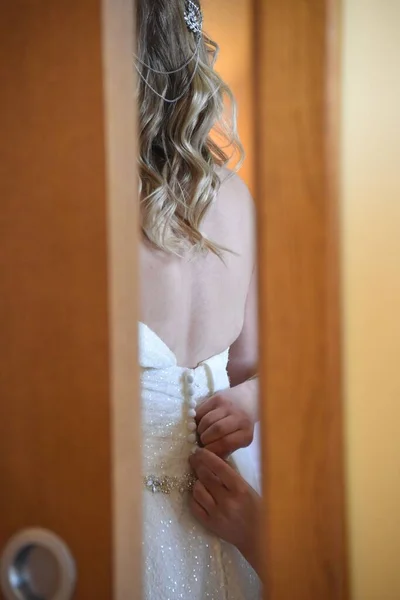 Вертикальный Снимок Женских Рук Помогающих Невесте Надеть Свадебное Платье — стоковое фото