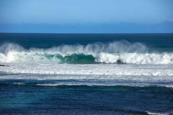 Festői Kilátás Óceán Hullámok Alatt Kék Egy Napsütéses Napon — Stock Fotó