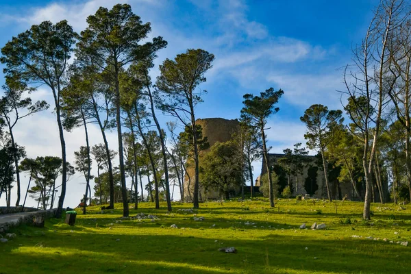 Egy Zöld Park Egy Középkori Vár Romjai Körül Caserta Óvárosában — Stock Fotó