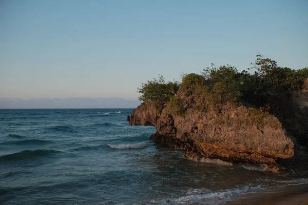 Живописный Вид Голубого Океана Ударяющегося Скалы Небольших Скал Фоне Ясного — стоковое фото