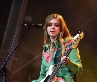 Bristol Sound, Lloyds Amphiatre, Bristol 'da sahne alan ilk yardım kiti, halk ikilisi Johanna ve Klara Soderberg. 26 Haziran 2022