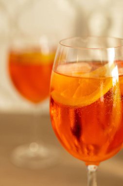 Bardaktaki kırmızı alkollü aperatifin dikey çekimi.