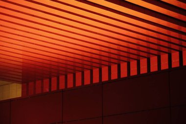 Yansıtıcı yüzeyi olan turuncu çizgili bir tavan tasarımı