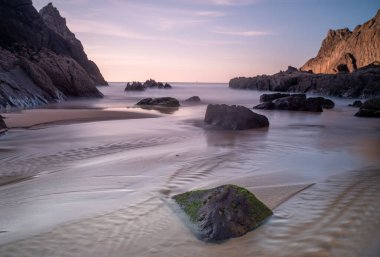 Laga sahilinde taş oluşumları, gün batımında Bask ülkesi.