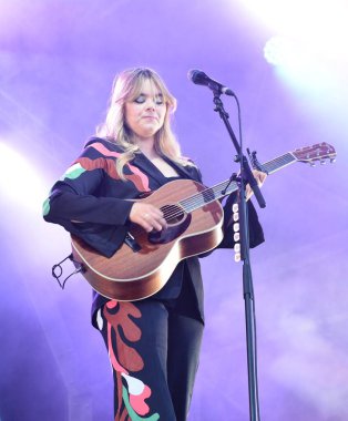 Bristol Sound, Lloyds Amphiatre, Bristol 'da sahne alan ilk yardım kiti, halk ikilisi Johanna ve Klara Soderberg. 26 Haziran 2022