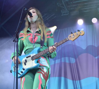 Bristol Sound, Lloyds Amphiatre, Bristol 'da sahne alan ilk yardım kiti, halk ikilisi Johanna ve Klara Soderberg. 26 Haziran 2022