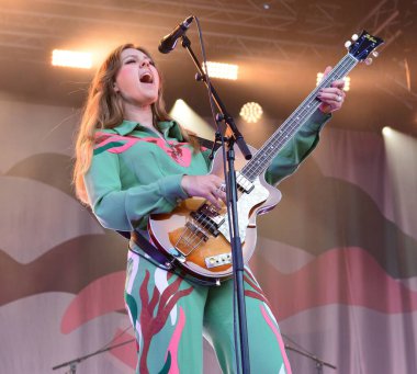 Bristol Sound, Lloyds Amphiatre, Bristol 'da sahne alan ilk yardım kiti, halk ikilisi Johanna ve Klara Soderberg. 26 Haziran 2022