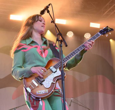 Bristol Sound, Lloyds Amphiatre, Bristol 'da sahne alan ilk yardım kiti, halk ikilisi Johanna ve Klara Soderberg. 26 Haziran 2022