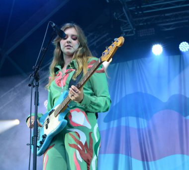 Bristol Sound, Lloyds Amphiatre, Bristol 'da sahne alan ilk yardım kiti, halk ikilisi Johanna ve Klara Soderberg. 26 Haziran 2022