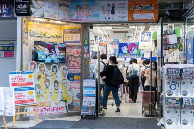Akihabara, Japonya - 30 Temmuz 2020: İnsanlar Akihabara 'da bir anime mağazasına giriyor.