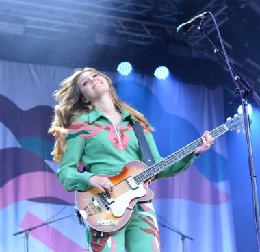 Bristol Sound, Lloyds Amphiatre, Bristol 'da sahne alan ilk yardım kiti, halk ikilisi Johanna ve Klara Soderberg. 26 Haziran 2022