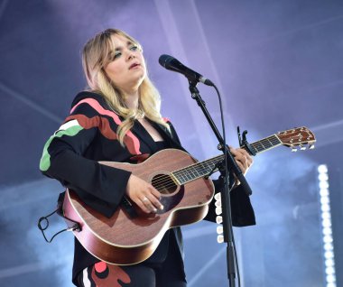 Bristol Sound, Lloyds Amphiatre, Bristol 'da sahne alan ilk yardım kiti, halk ikilisi Johanna ve Klara Soderberg. 26 Haziran 2022