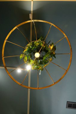 Dekorasyonun dikey yakın çekimi. İçi yapraklı ve tekerlekli.