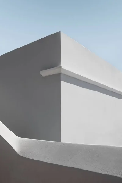 Tiro Vertical Edifício Branco Moderno Com Céu Azul Horizonte — Fotografia de Stock