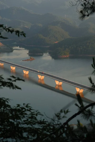 Una Toma Aérea Vertical Puente Sobre Agua Con Luces Debajo —  Fotos de Stock