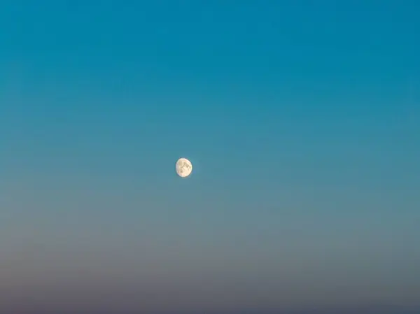 Una Bella Luna Quasi Piena Bianco Cielo Blu — Foto Stock