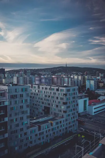 Mavi Bulutlu Gökyüzüne Karşı Birçok Modern Binanın Bulunduğu Güzel Şehir — Stok fotoğraf