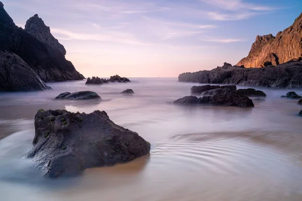 Laga sahilinde taş oluşumları, gün batımında Bask ülkesi.
