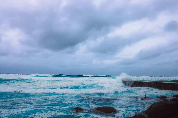岩に打ち寄せる波のパノラマビュー — ストック写真