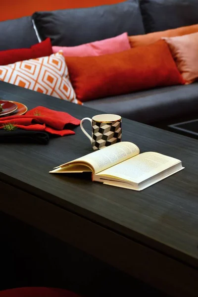 Eine Vertikale Aufnahme Eines Couchtisches Mit Einem Offenen Bücherbecher Und — Stockfoto