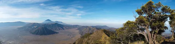 Eine Panoramaaufnahme Des Mount Bromo Java Indonesien — Stockfoto