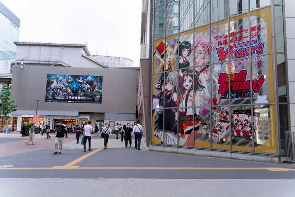 Akihabara Japón Julio 2020 Gente Pasa Por Gigantesco Cartel Anime — Foto de Stock
