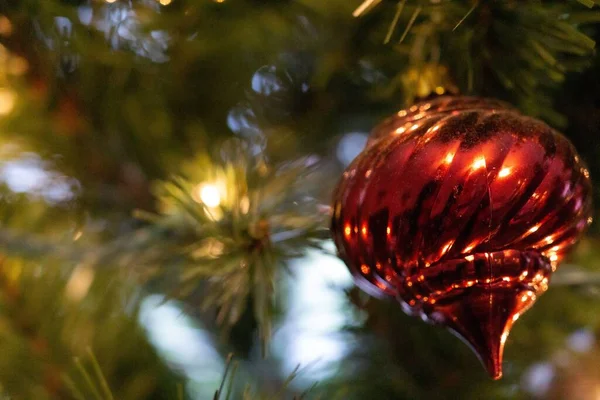 Primer Plano Adorno Rojo Brillante Árbol Navidad —  Fotos de Stock