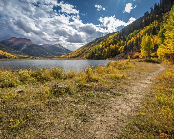 Luminoso Cielo Soleggiato Sul Lago Cristallo Con Colline Rurali Alberi — Foto Stock