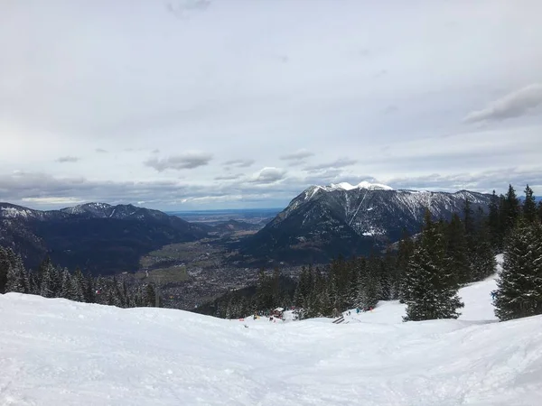 Eine Schöne Aufnahme Von Einem Schneebedeckten Hügel Mit Einem Gefrorenen — Stockfoto