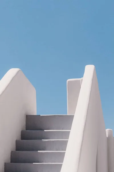 Вертикальний Знімок Фасаду Білих Сходів Веде Ясного Блакитного Неба Санторіні — стокове фото