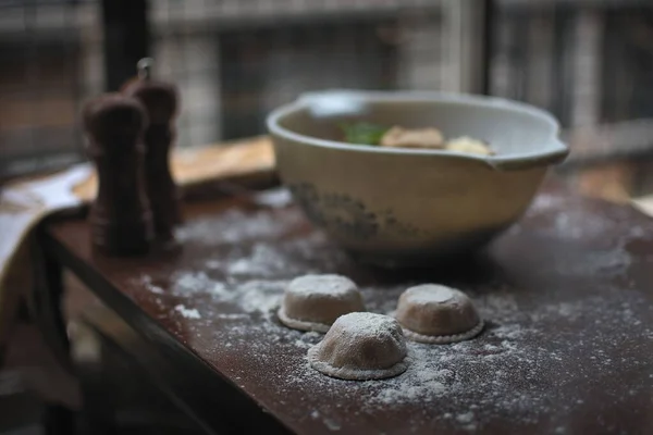 健康なソース生地大きなラビオリ 別名ソレンティノス 小麦粉木製のテーブルの上に 伝統的なイタリア料理を現代風にアレンジした料理 — ストック写真