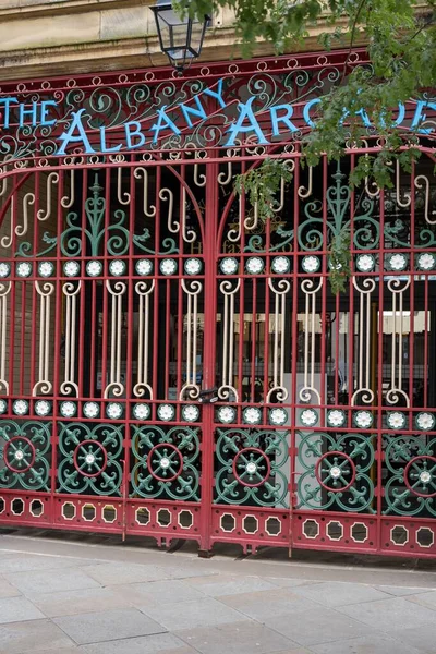 ハリファックス オールバニ アーケードのハリファックス バラ市場の塗装ゲートは 1896で最初にオープンしました — ストック写真