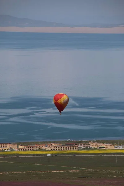 Pionowe Ujęcie Latającego Balonu Gorącego Powietrza Pięknym Krajobrazem Nim — Zdjęcie stockowe