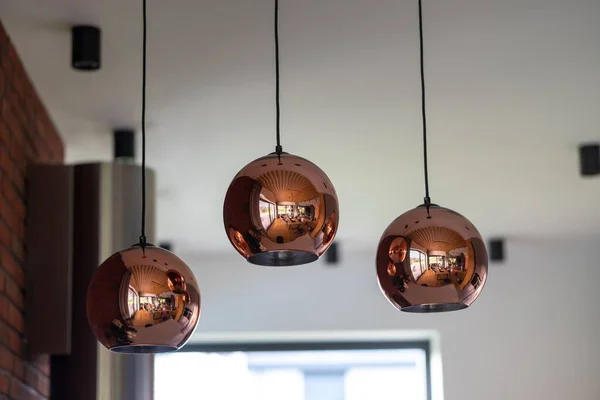 Een Close Shot Van Drie Glanzende Bronzen Lampen Hangend Aan — Stockfoto