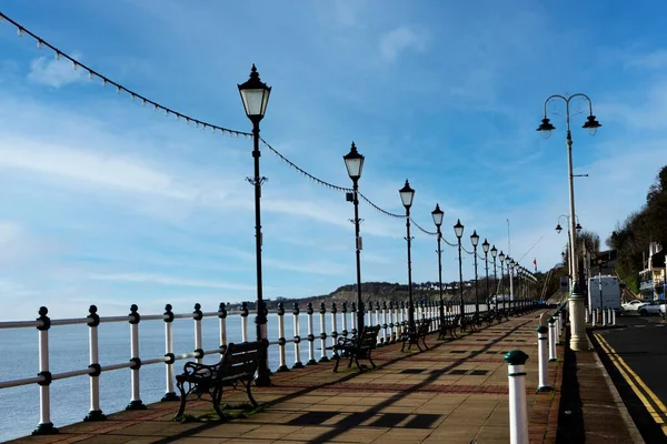 Hermoso Cielo Azul Caminando Junto Mar Gales Inglaterra Bordeado Farolas —  Fotos de Stock