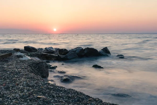 Eine Aufnahme Des Sonnenuntergangs Mit Felsen Vordergrund Mit Sanften Und — Stockfoto