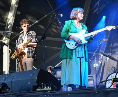 Şarkıcı ve söz yazarı Katy J Pearson, sanatçı arkadaşlarıyla birlikte Bristol Sounds festivalinde performans sergiledi. Lloyds Amfitiyatrosu, Bristol, İngiltere. 26 Haziran 2022.