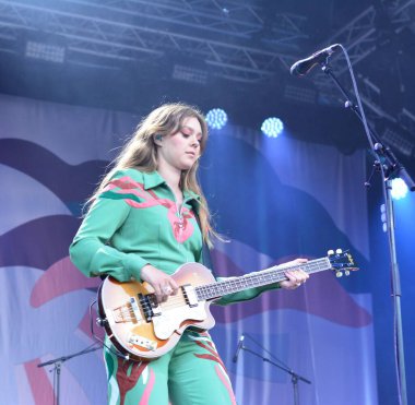 Bristol Sound, Lloyds Amphiatre, Bristol 'da sahne alan ilk yardım kiti, halk ikilisi Johanna ve Klara Soderberg. 26 Haziran 2022