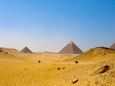 Giza, Mısır 'da piramitlerle dolu bir çöl manzarası