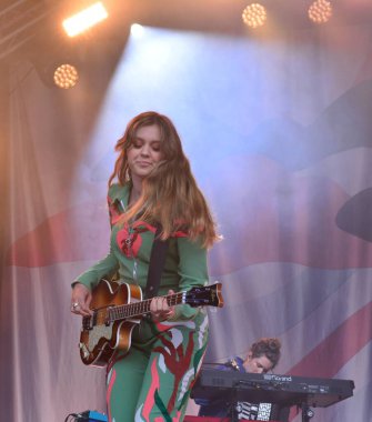 Bristol Sound, Lloyds Amphiatre, Bristol 'da sahne alan ilk yardım kiti, halk ikilisi Johanna ve Klara Soderberg. 26 Haziran 2022