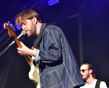 Şarkıcı ve söz yazarı Katy J Pearson, sanatçı arkadaşlarıyla birlikte Bristol Sounds festivalinde performans sergiledi. Lloyds Amfitiyatrosu, Bristol, İngiltere. 26 Haziran 2022.