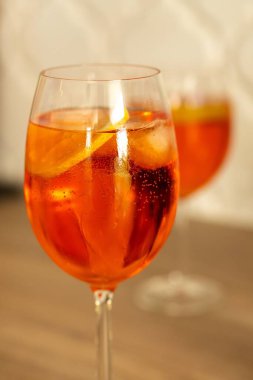 Bardaktaki kırmızı alkollü aperatifin dikey çekimi.