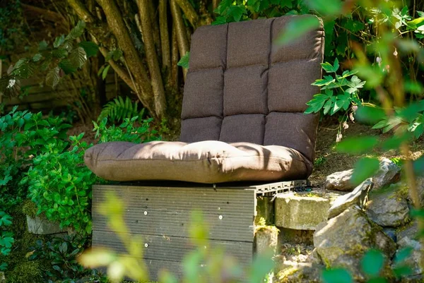 Uma Cadeira Lado Riacho Rochoso Jardim — Fotografia de Stock