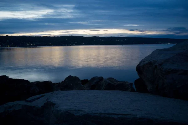 Une Vue Soirée Lac Sous Ciel Sombre — Photo