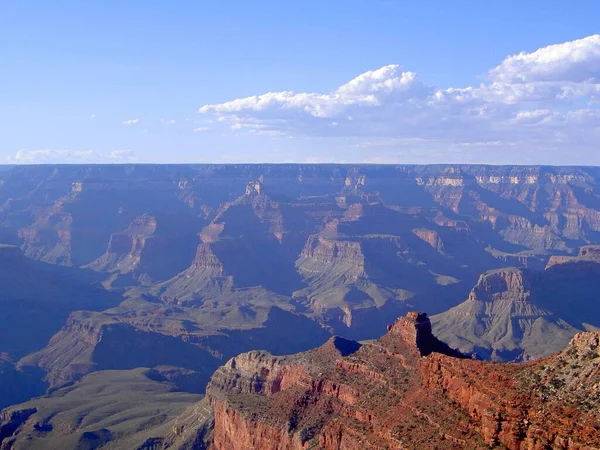 Ένα Όμορφο Πλάνο Του Grand Canyon Ένα Μπλε Ουρανό Στο — Φωτογραφία Αρχείου