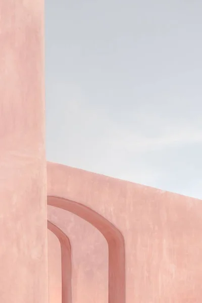 Vertikal Bild Rosa Pastell Vägg Byggnad Klarblå Himmel — Stockfoto