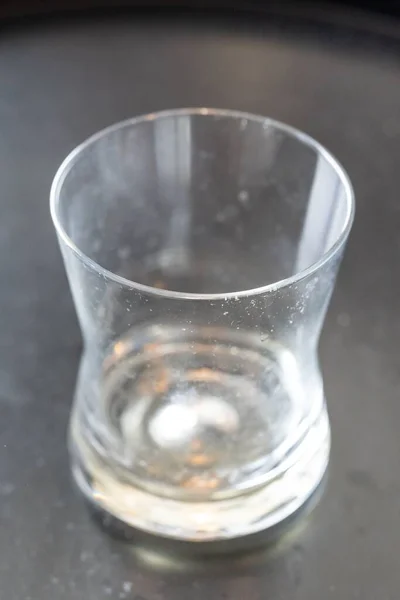 ウイスキーグラスの縦型クローズアップで汚れがついています — ストック写真