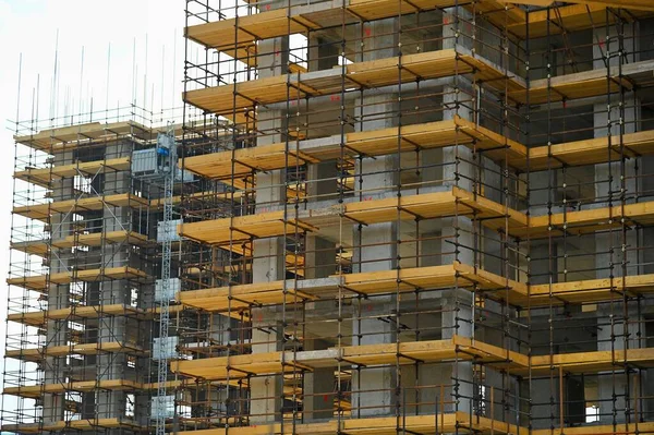 Cantiere Con Impalcature Enormi Intorno Agli Edifici — Foto Stock