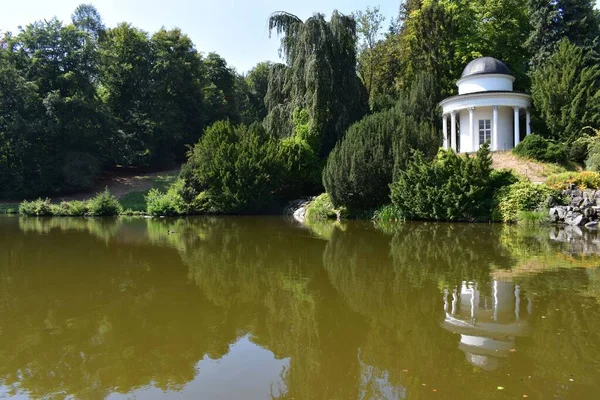 Uma Vista Panorâmica Famoso Templo Jussow Bergpark Wilhelmshoehe Kassel Dia — Fotografia de Stock