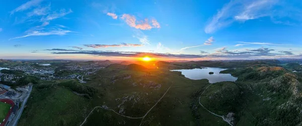 Panoramatický Záběr Jasně Oranžového Západu Slunce Nad Venkovskými Oblastmi Norska — Stock fotografie